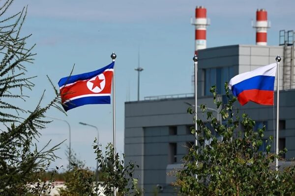 Знамена на Северна Корея и Русия