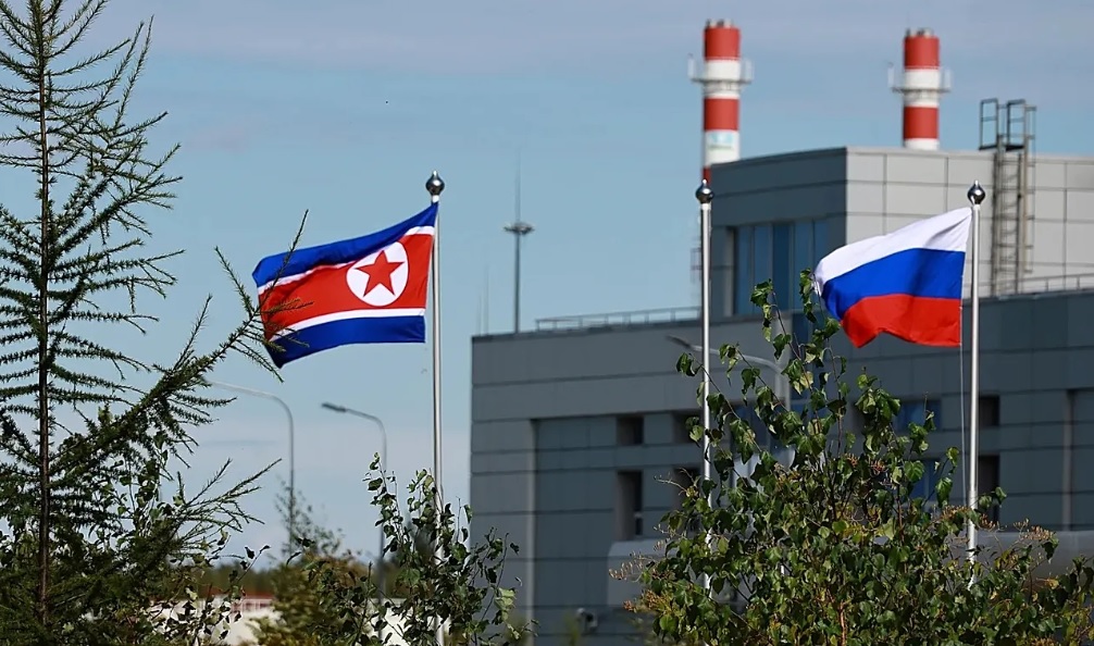 Знамена на Северна Корея и Русия